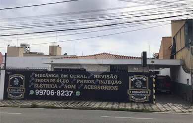 Imagem: A casa possui 4 Dormitórios, 2 Banheiros, 5 Vagas na garagem