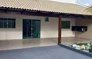 Imagem: A casa possui 3 Dormitórios, 2 Banheiros, 4 Vagas na garagem