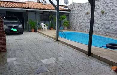 Imagem: A casa possui 3 Dormitórios, 1 Banheiro e 3 Vagas na garagem