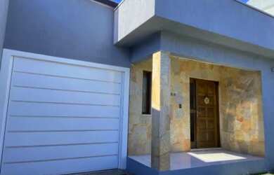 Imagem: A casa possui 3 Dormitórios, 2 Banheiros e 3 Vagas na garagem