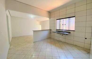 Imagem: A casa possui 2 Dormitórios, 1 Banheiro, 2 Vagas na garagem