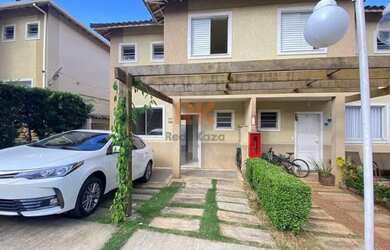 Imagem: A casa possui 3 Dormitórios, 1 Banheiro, 2 Vagas na garagem