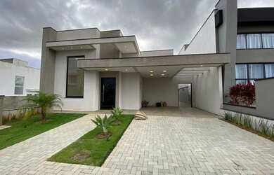 Imagem: A casa possui 3 Dormitórios, 3 Banheiros, 2 Vagas na garagem