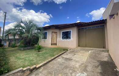 Imagem: A casa possui 4 Dormitórios, 3 Banheiros, 2 Vagas na garagem