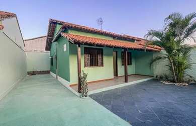 Imagem: A casa possui 2 Dormitórios, 1 Banheiro, 2 Vagas na garagem