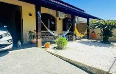 Imagem: A casa possui 3 Dormitórios, 2 Banheiros, 2 Vagas na garagem