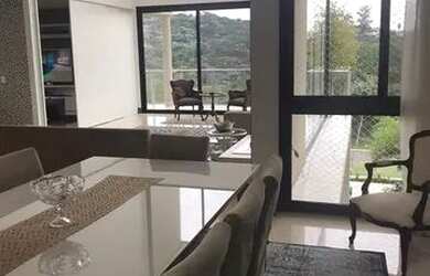 Imagem: A casa possui 4 Dormitórios, 5 Banheiros, 2 Vagas na garagem