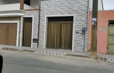 Imagem: A casa possui 2 Dormitórios, 3 Banheiros, 1 Vaga na garagem