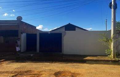 Imagem: A casa possui 2 Dormitórios, 1 Banheiro e 3 Vagas na garagem