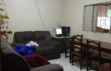 Imagem: A casa possui 2 Dormitórios, 2 Banheiros, 1 Vaga na garagem