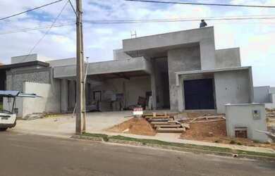 Imagem: A casa em condomínio possui 4 Dormitórios, 3 Banheiros, 5