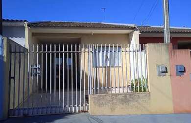 Imagem: A casa possui 3 Dormitórios, 1 Banheiro, 1 Vaga na garagem