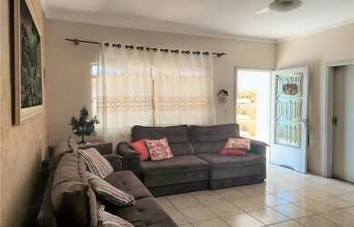 Imagem: A casa possui 4 Dormitórios, 2 Banheiros, 5 Vagas na garagem