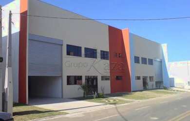 Imagem: O depósito possui 3 Vagas na garagem, 550m² de Área e está