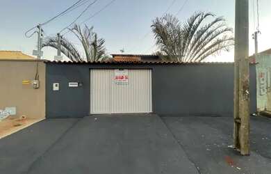 Imagem: A casa possui 3 Dormitórios, 2 Banheiros, 2 Vagas na garagem