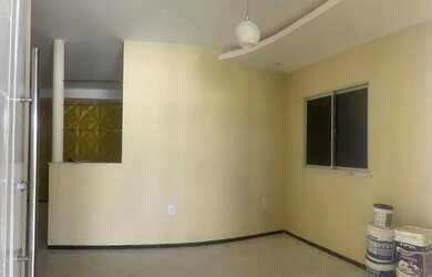 Imagem: A casa possui 3 Dormitórios, 1 Banheiro, 2 Vagas na garagem