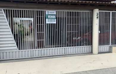 Imagem: A casa possui 4 Dormitórios, 3 Banheiros, 2 Vagas na garagem