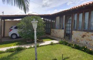 Imagem: A casa possui 3 Dormitórios, 4 Banheiros, 2 Vagas na garagem