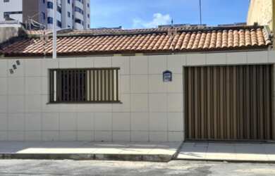 Imagem: A casa possui 3 Dormitórios, 2 Banheiros e está localizado