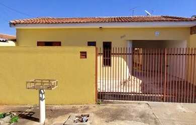 Imagem: A casa possui 2 Dormitórios, 1 Banheiro, 2 Vagas na garagem