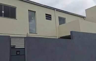 Imagem: A casa possui 3 Dormitórios, 3 Banheiros, 2 Vagas na garagem