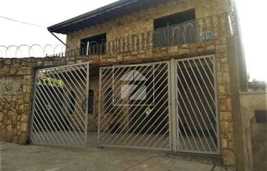 Imagem: A casa possui 4 Dormitórios, 3 Banheiros, 3 Vagas na garagem