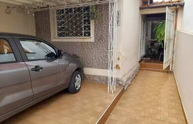 Imagem: A casa possui 3 Dormitórios, 1 Banheiro, 1 Vaga na garagem
