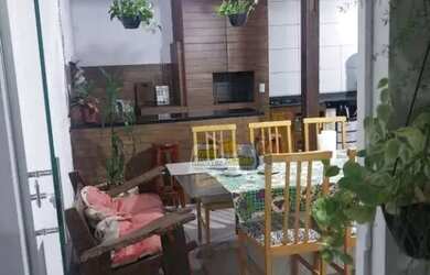 Imagem: A casa possui 3 Dormitórios, 1 Banheiro, 2 Vagas na garagem