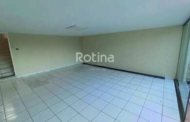 Imagem: O depósito possui 3 Vagas na garagem, 300m² de Área e está