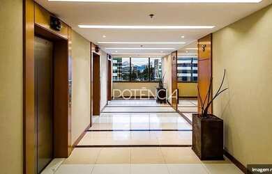 Imagem: O depósito possui 2 Vagas na garagem, 61m² de Área e está