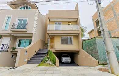 Imagem: A casa possui 3 Dormitórios, 3 Banheiros, 2 Vagas na garagem