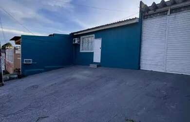 Imagem: A casa possui 2 Dormitórios, 1 Banheiro, 2 Vagas na garagem