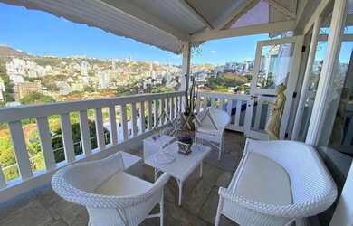 Imagem: A casa possui 4 Dormitórios, 5 Banheiros, 4 Vagas na garagem