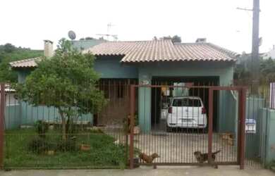 Imagem: A casa possui 3 Dormitórios, 1 Banheiro, 2 Vagas na garagem