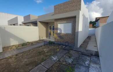 Imagem: A casa possui 3 Dormitórios, 2 Banheiros, 1 Vaga na garagem