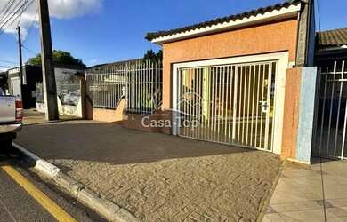 Imagem: A casa possui 3 Dormitórios, 2 Banheiros, 2 Vagas na garagem