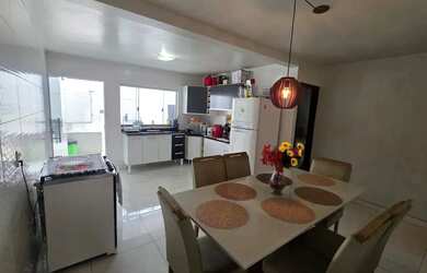 Imagem: A casa possui 2 Dormitórios, 1 Banheiro, 3 Vagas na garagem