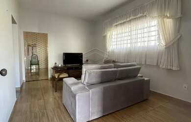 Imagem: A casa possui 2 Dormitórios, 2 Banheiros, 1 Vaga na garagem