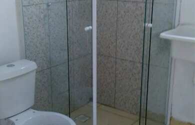 Imagem: A casa possui 1 Dormitório, 1 Banheiro, 1 Vaga na garagem