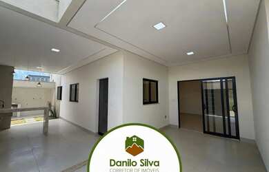 Imagem: A casa possui 3 Dormitórios, 2 Banheiros, 2 Vagas na garagem