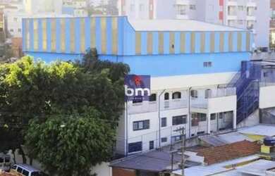 Imagem: O depósito possui 4 Vagas na garagem, 1.951m² de Área e