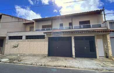 Imagem: A casa possui 3 Dormitórios, 2 Banheiros, 1 Vaga na garagem