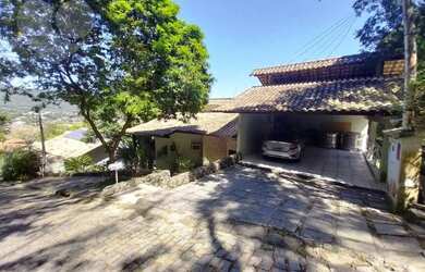 Imagem: A casa em condomínio possui 4 Dormitórios, 1 Banheiro, 2 Vagas