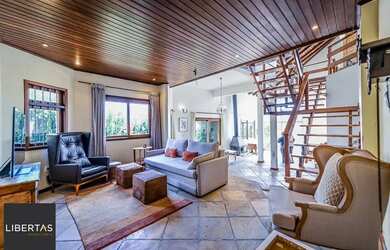 Imagem: A casa possui 4 Dormitórios, 4 Banheiros, 2 Vagas na garagem