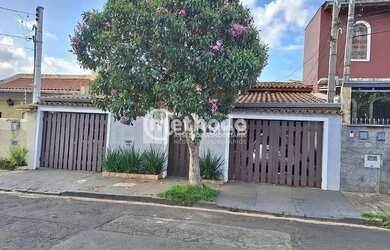 Imagem: A casa possui 3 Dormitórios, 2 Banheiros, 4 Vagas na garagem