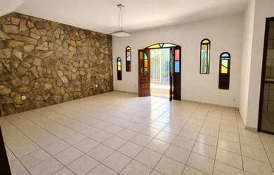 Imagem: A casa possui 4 Dormitórios, 3 Banheiros, 1 Vaga na garagem