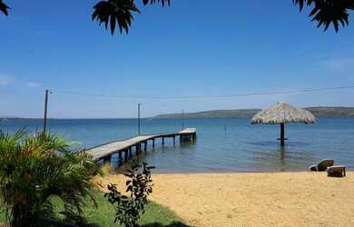 Imagem: A chácara possui 2 Dormitórios, Acomodam 9 pessoas e 5 Vagas