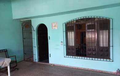 Imagem: A casa possui 4 Dormitórios, 5 Banheiros, 2 Vagas na garagem