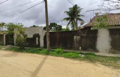 Imagem: A casa possui 3 Dormitórios, 3 Banheiros, 4 Vagas na garagem