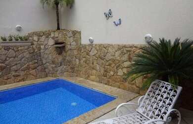 Imagem: A casa possui 3 Dormitórios, 3 Banheiros, 2 Vagas na garagem